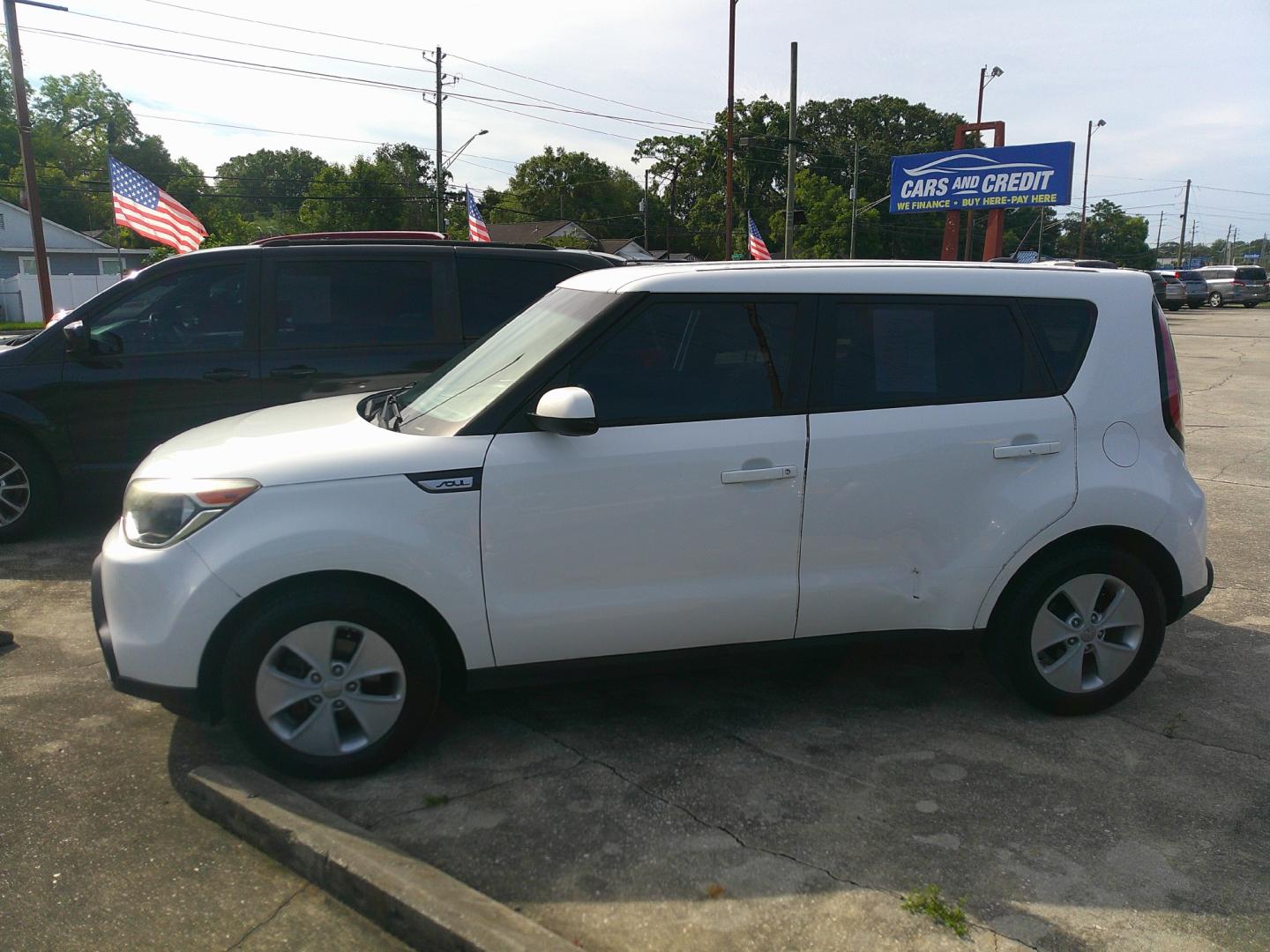 2015 WHITE KIA SOUL BASE (KNDJN2A2XF7) , located at 1200 Cassat Avenue, Jacksonville, FL, 32205, (904) 695-1885, 30.302404, -81.731033 - Photo#1